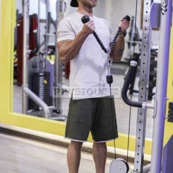 آموزش حرکت جلو بازو کابل ایستاده با طناب