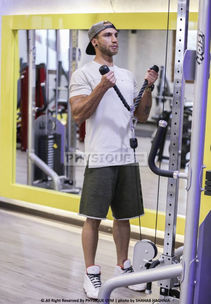 آموزش حرکت جلو بازو کابل ایستاده با طناب