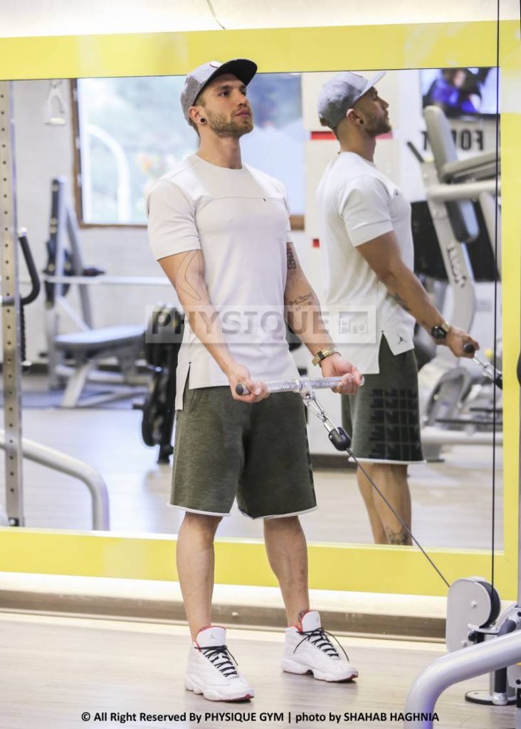 آموزش حرکت جلو بازو کابل ایستاده