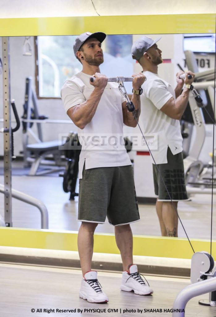 آموزش حرکت جلو بازو کابل ایستاده