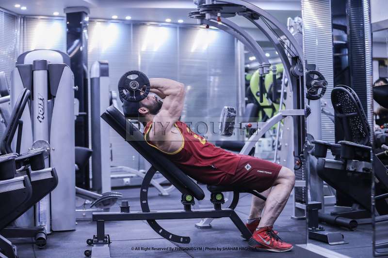 پشت بازو هالتر خوابیده روی سطح شیبدار