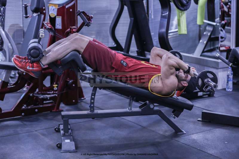 پشت بازو هالتر روی میز زیر سینه (دیدگاه هالتر شیب منفی)